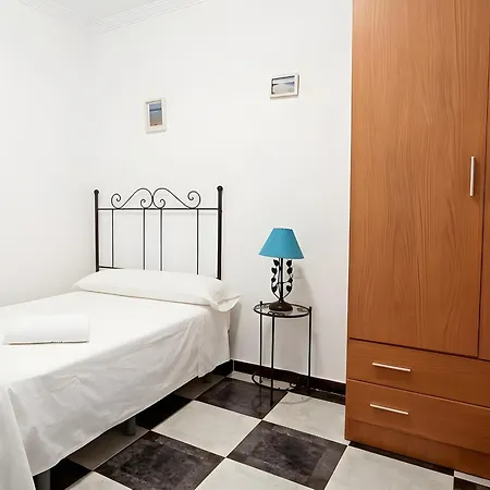 Piso Centrico En Conil Solo Alquilamos A Familias *